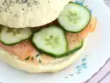 Bagel lazaccal, uborkával és fromage frais-val, fotó 1