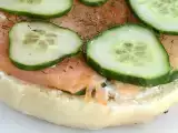 Bagel lazaccal, uborkával és fromage frais-val, fotó 3