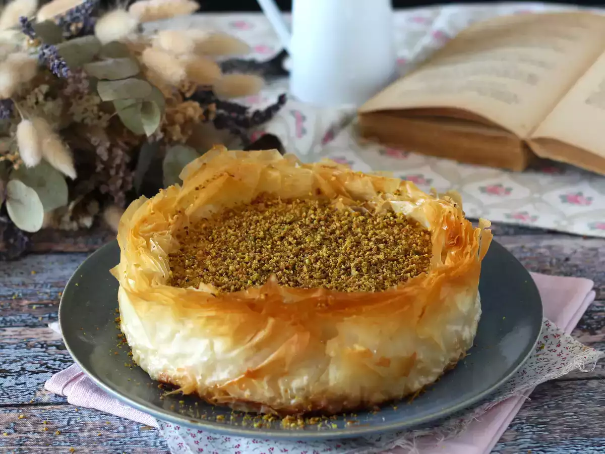Baklava-stílusú sajttorta pisztáciával, ropogós és olvadó