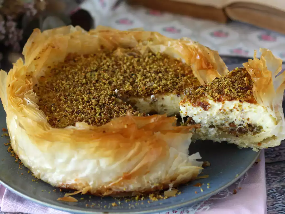 Baklava-stílusú sajttorta pisztáciával, ropogós és olvadó - fotó 3
