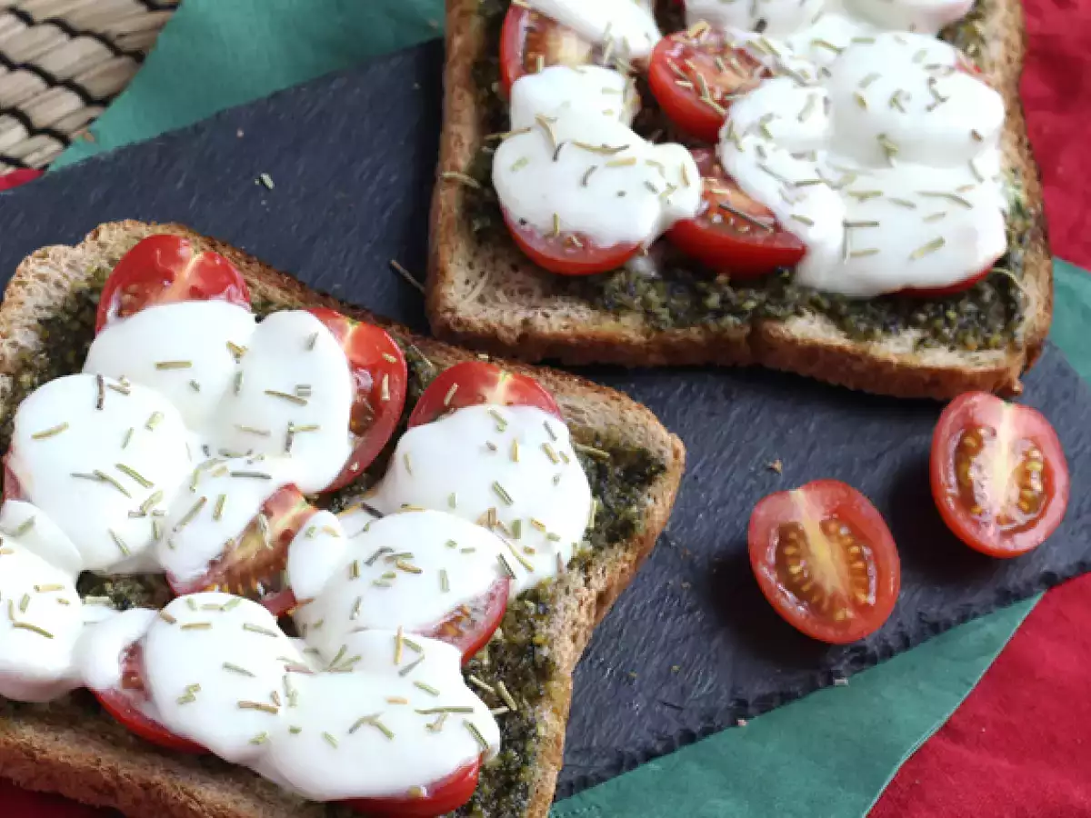 Bruschetta pestóval, cseresznyeparadicsommal és mozzarella sajttal - fotó 2