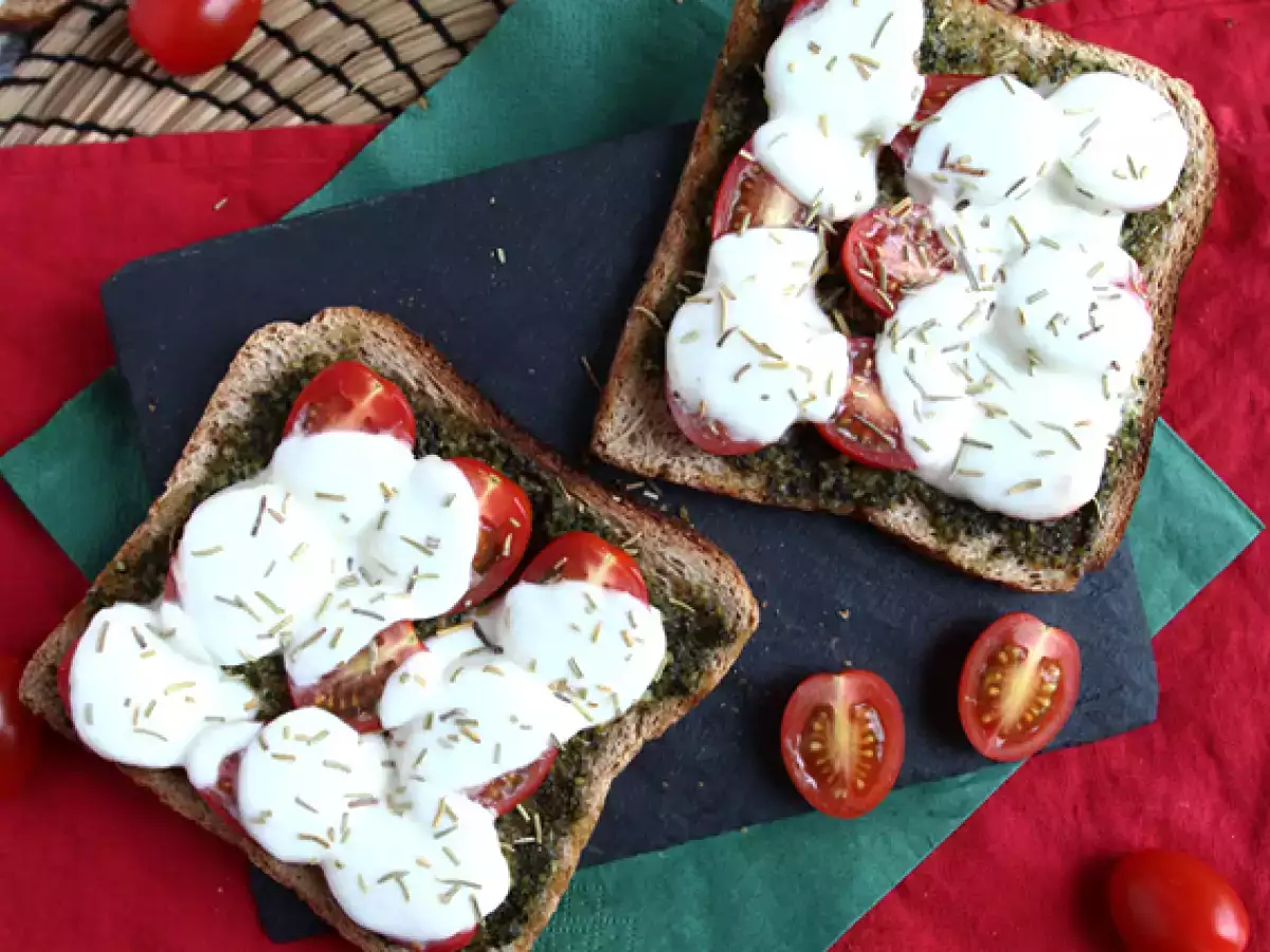 Bruschetta pestóval, cseresznyeparadicsommal és mozzarella sajttal - fotó 3