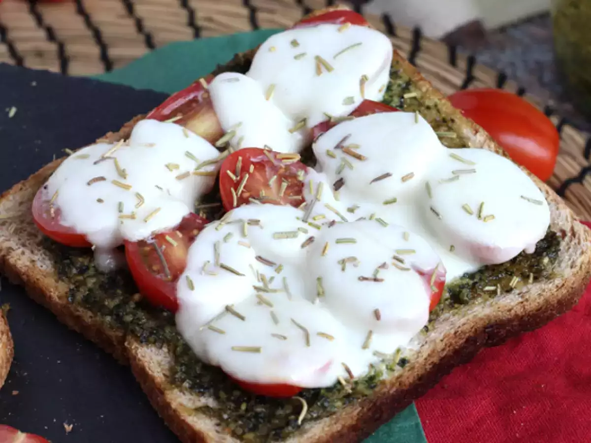 Bruschetta pestóval, cseresznyeparadicsommal és mozzarella sajttal - fotó 4