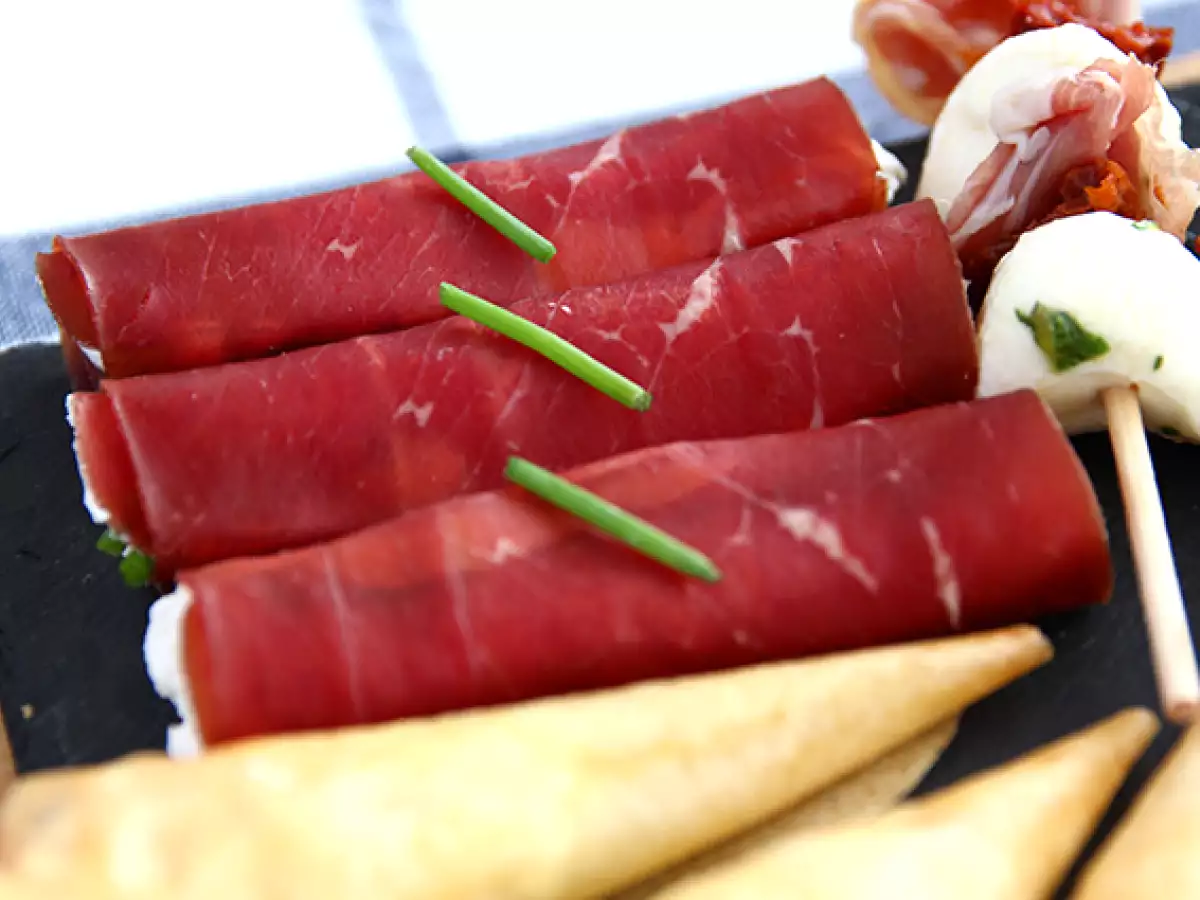 Bündnerfleisch tekercsek Chavroux-val - fotó 2