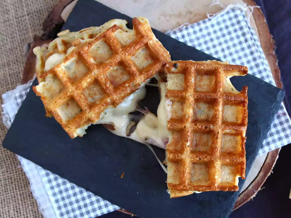 Burgonyás gofri szendvics raclette-vel, a végső kényelmi étel - fotó 2