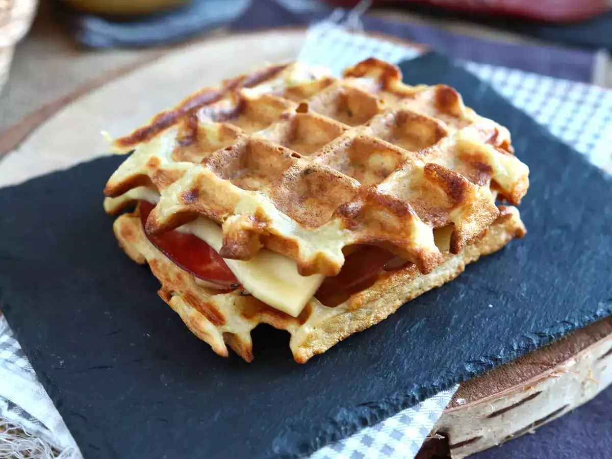 Burgonyás gofri szendvics raclette-vel, a végső kényelmi étel - fotó 3