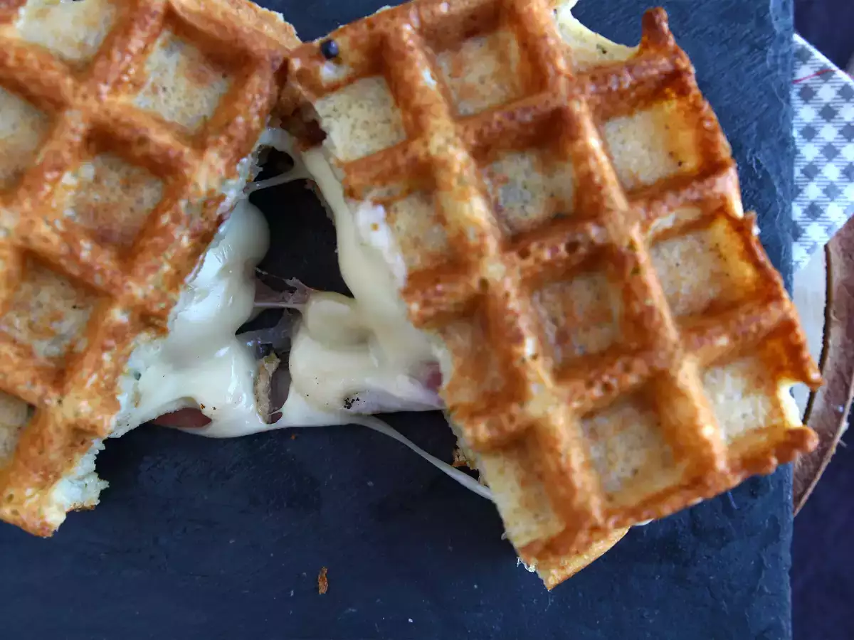 Burgonyás gofri szendvics raclette-vel, a végső kényelmi étel - fotó 6