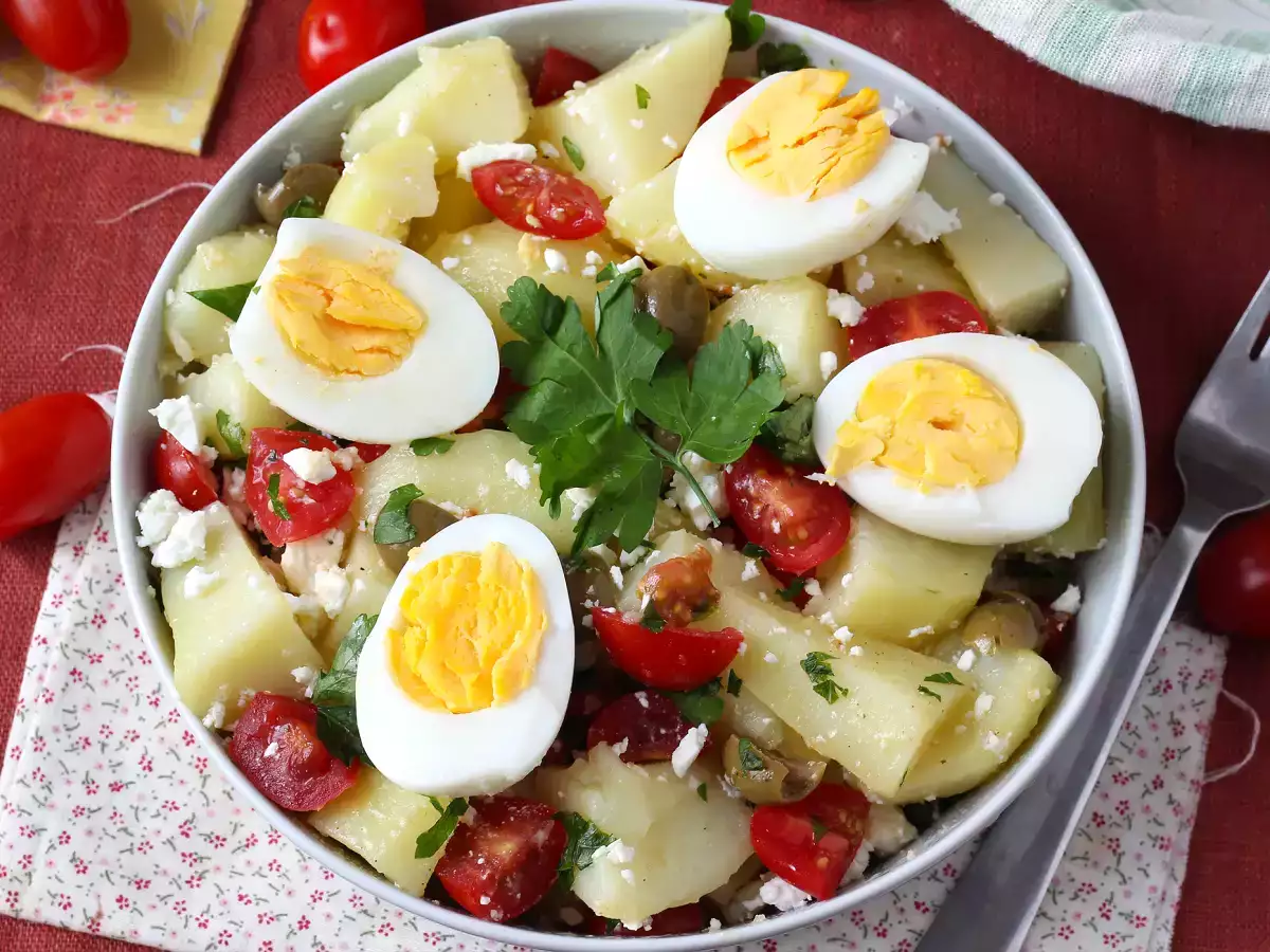 Burgonyasaláta feta sajttal, tojással és koktélparadicsommal - fotó 2