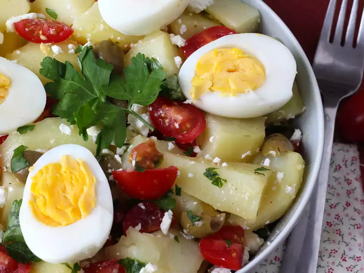 Burgonyasaláta feta sajttal, tojással és koktélparadicsommal - fotó 3