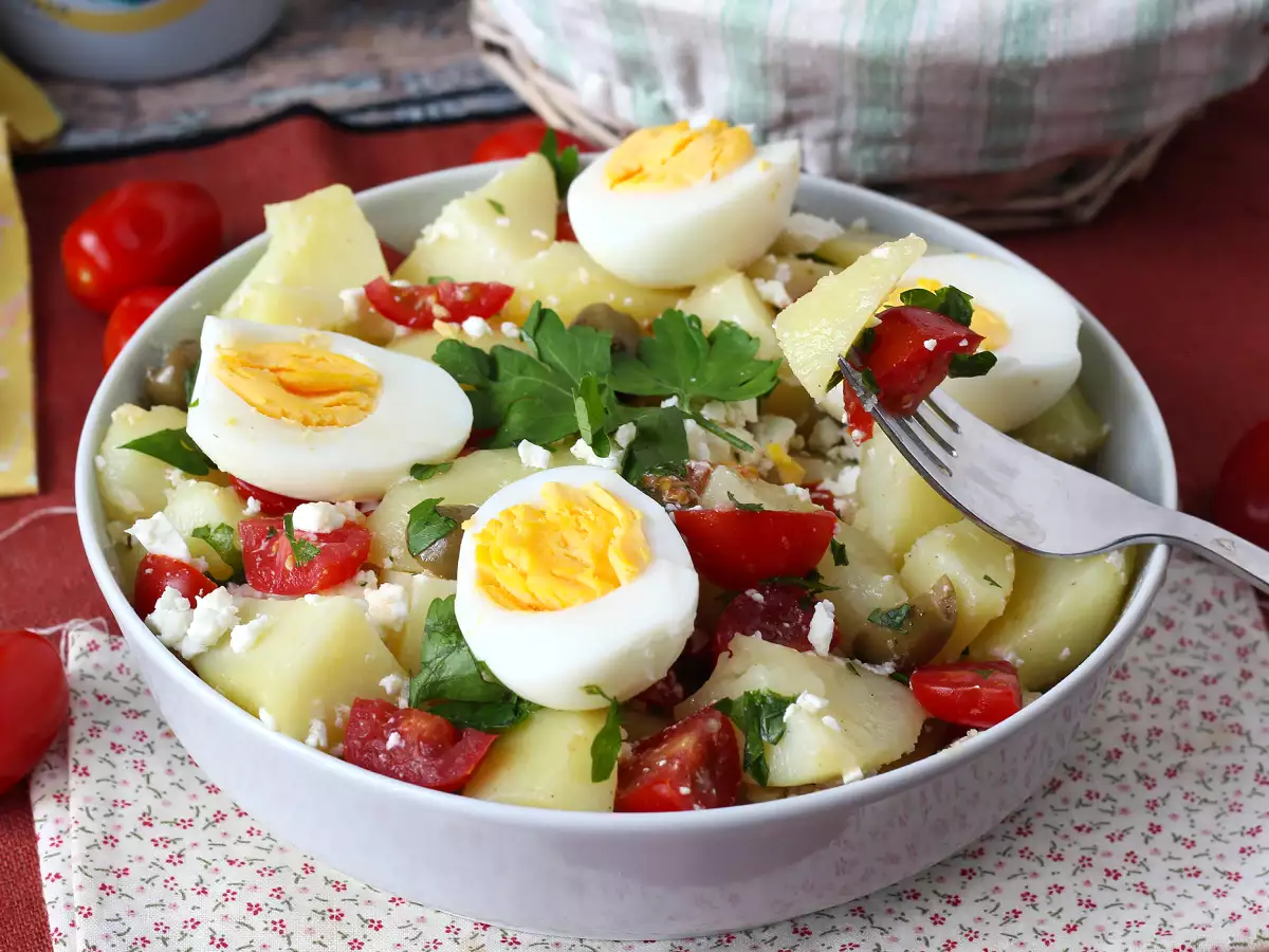 Burgonyasaláta feta sajttal, tojással és koktélparadicsommal - fotó 4