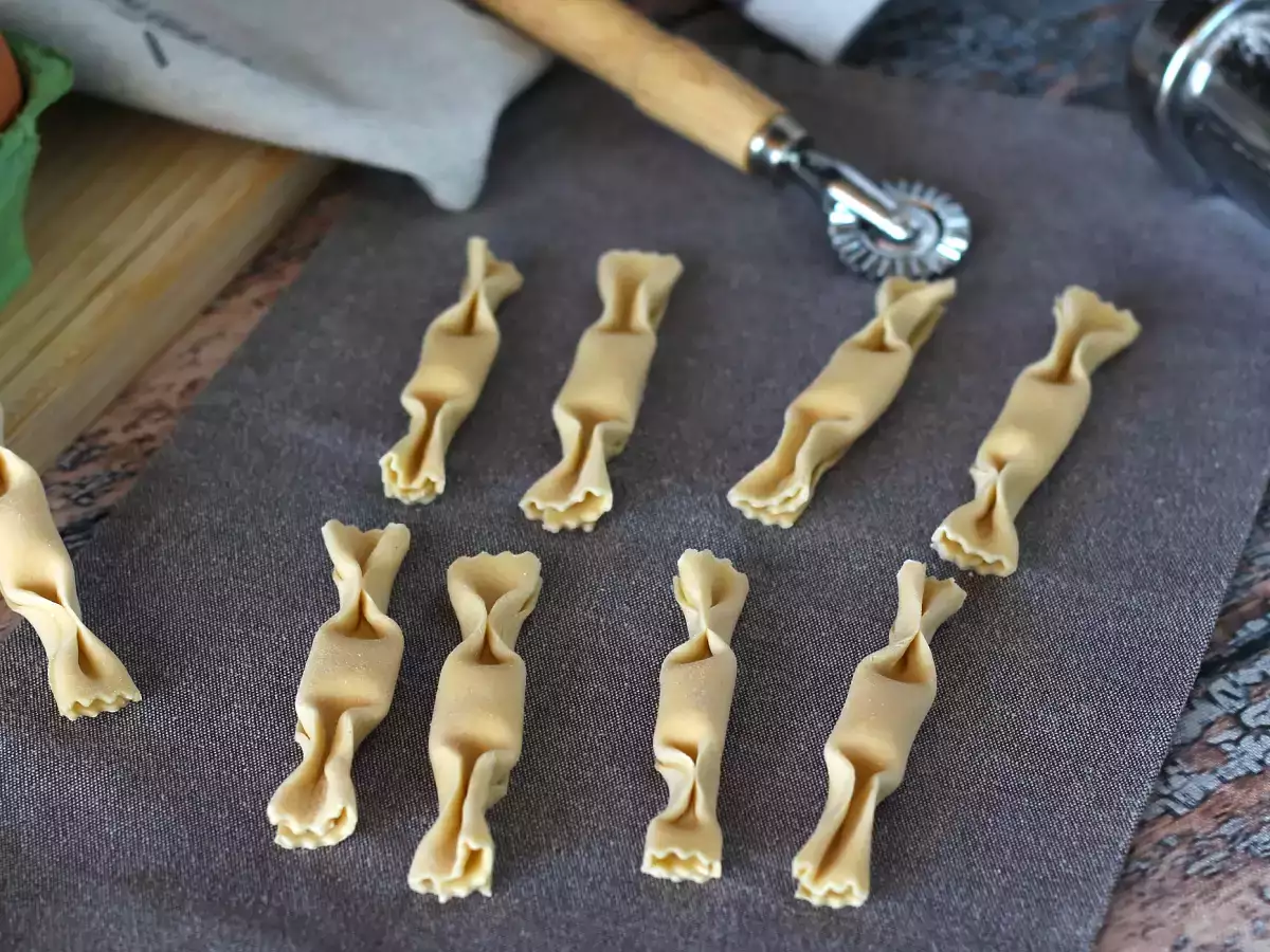 Caramelle, cukorka alakú ravioli sütőtök és ricotta töltelékkel - fotó 2