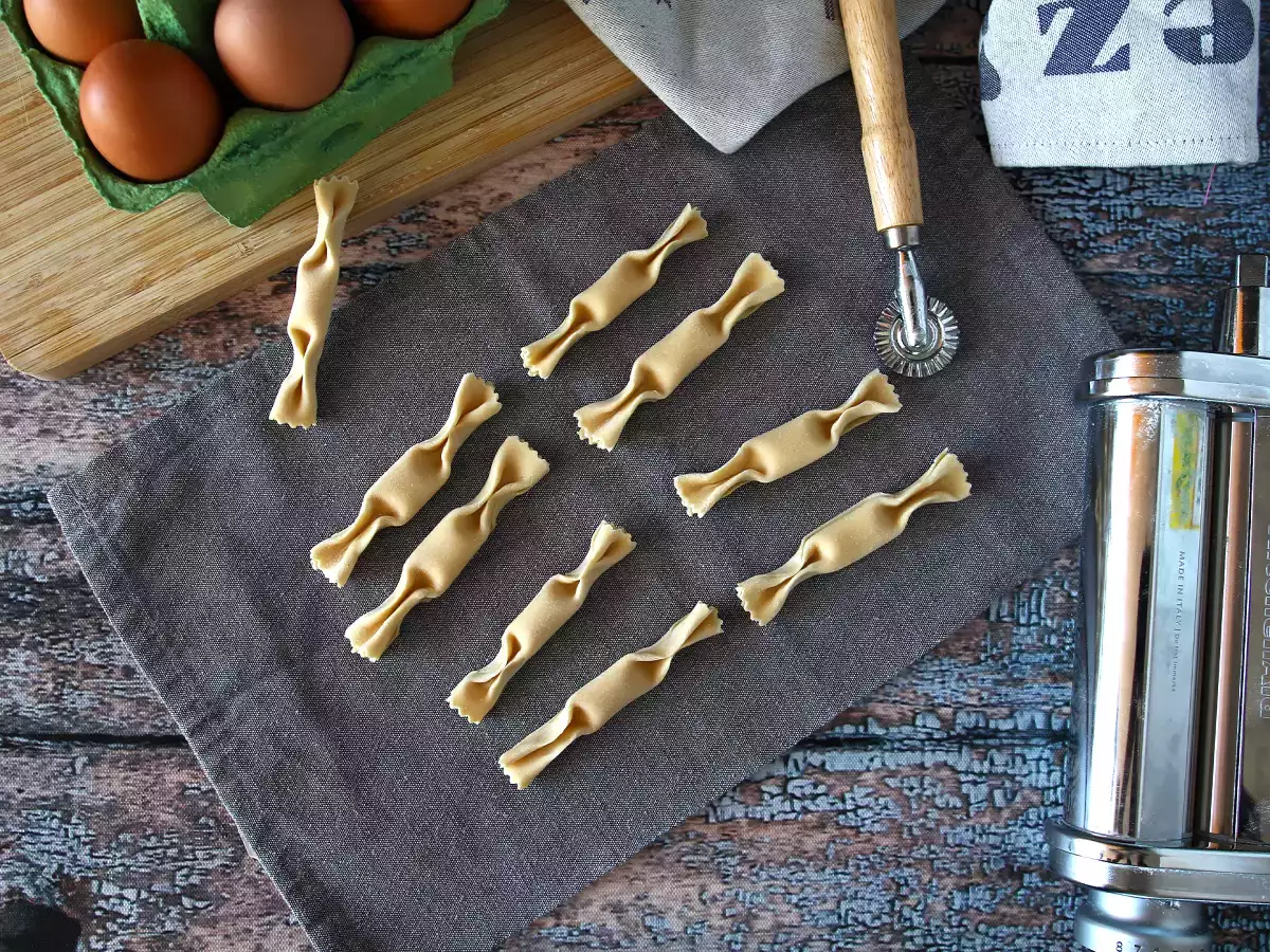 Caramelle, cukorka alakú ravioli sütőtök és ricotta töltelékkel - fotó 4