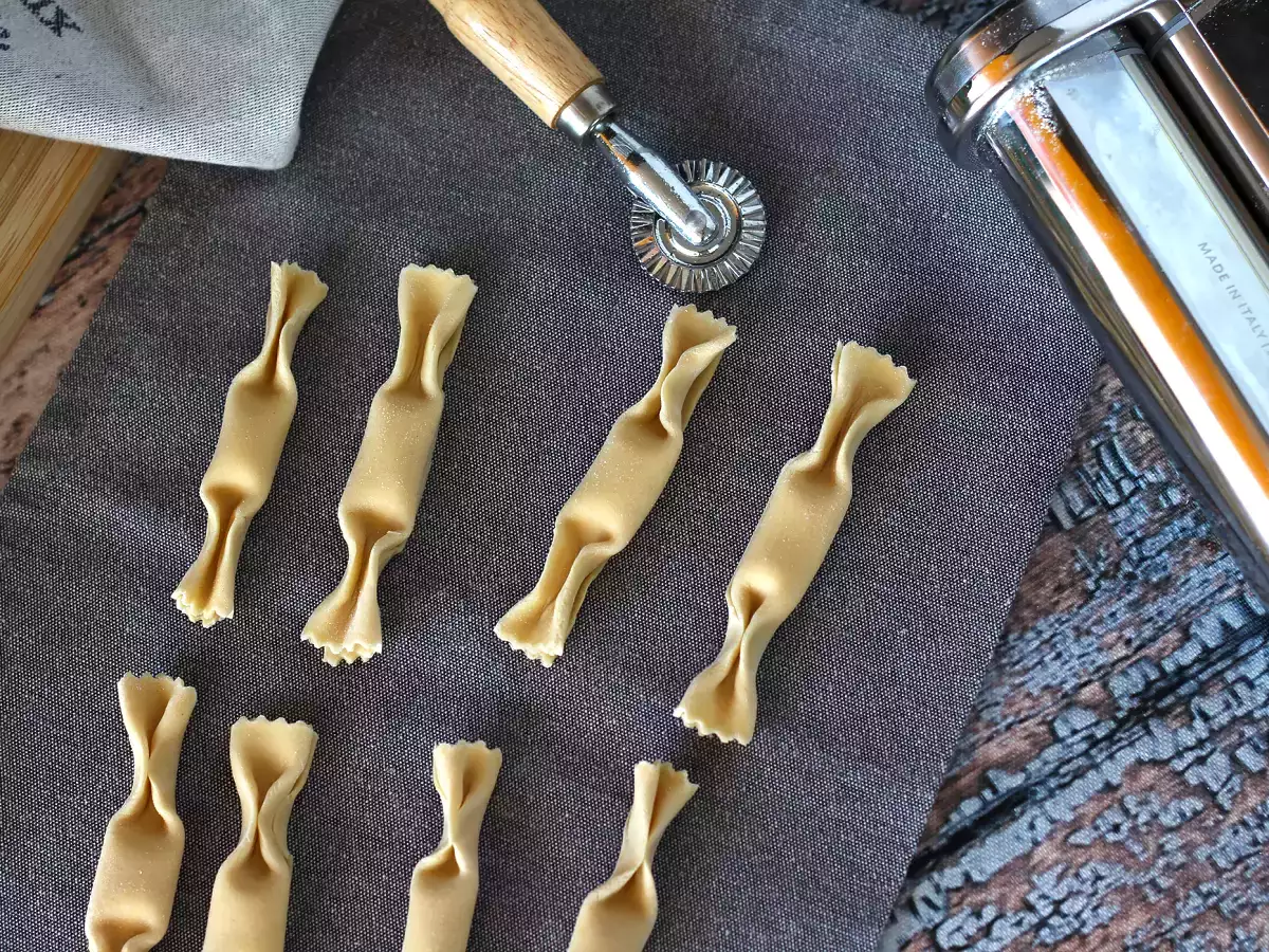 Caramelle, cukorka alakú ravioli sütőtök és ricotta töltelékkel - fotó 5