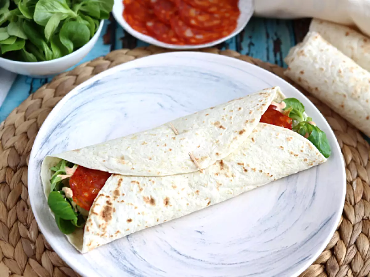 Chorizo, avokádó és paradicsomos szendvics wrap - fotó 2