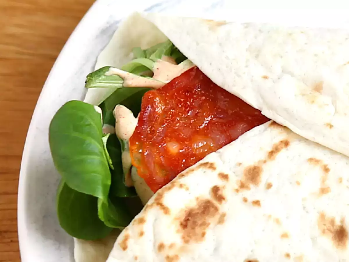 Chorizo, avokádó és paradicsomos szendvics wrap - fotó 4