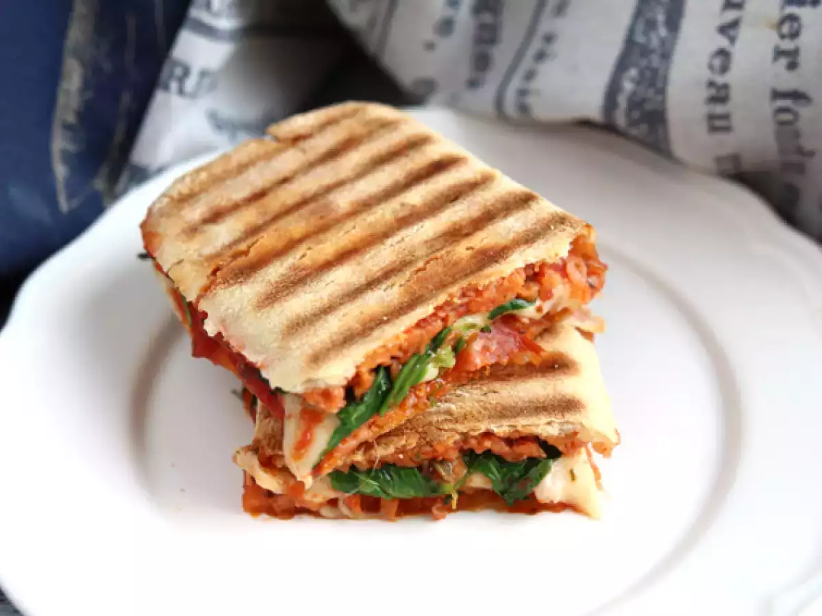 Chorizo és emmentáli panini