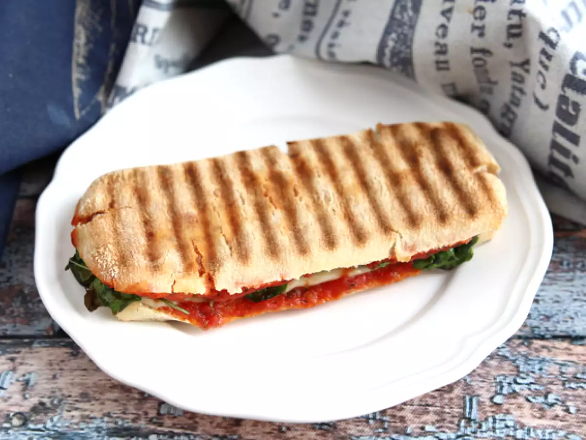 Chorizo és emmentáli panini - fotó 2