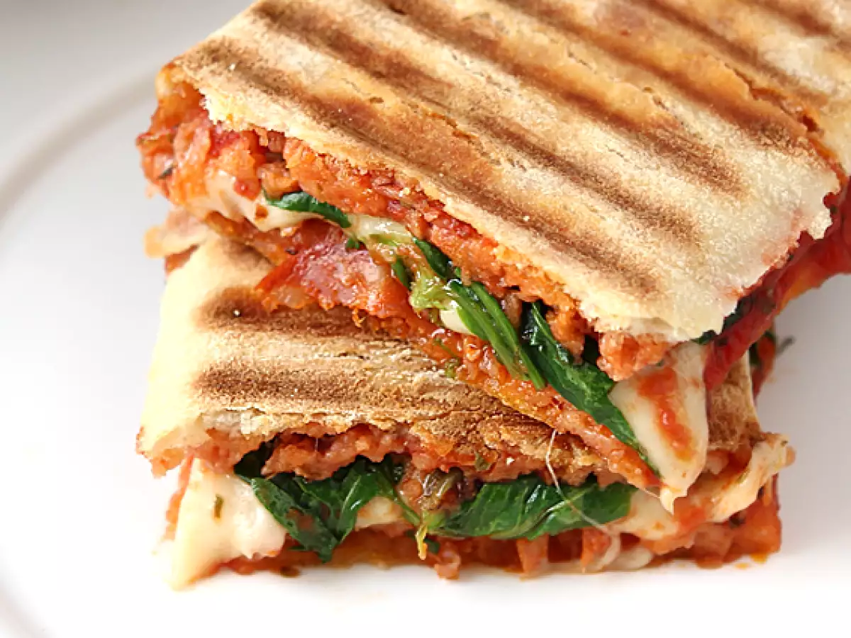 Chorizo és emmentáli panini - fotó 3