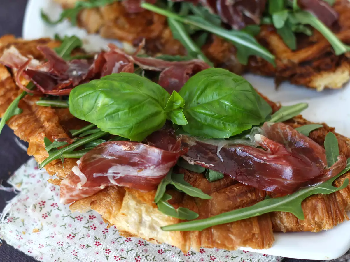 Croffle, a gofri-stílusú croissant füge lekvárral, kecskesajttal és ibériai pácolt sonkával.