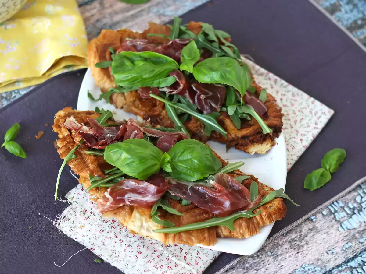Croffle, a gofri-stílusú croissant füge lekvárral, kecskesajttal és ibériai pácolt sonkával. - fotó 3