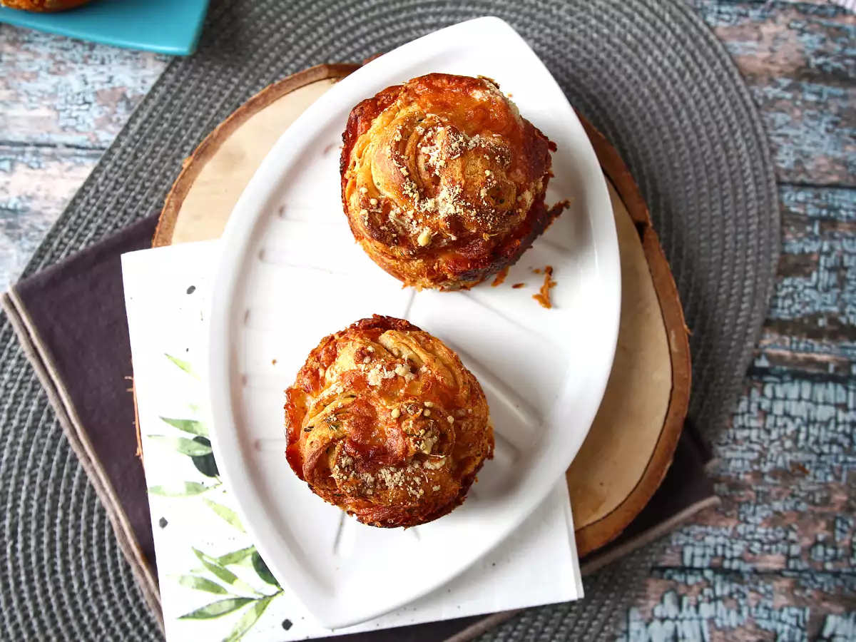 Cruffins, a croissant és a muffin kombinációja, ebben az esetben parmezánnal és mozzarellával sózva. - fotó 2