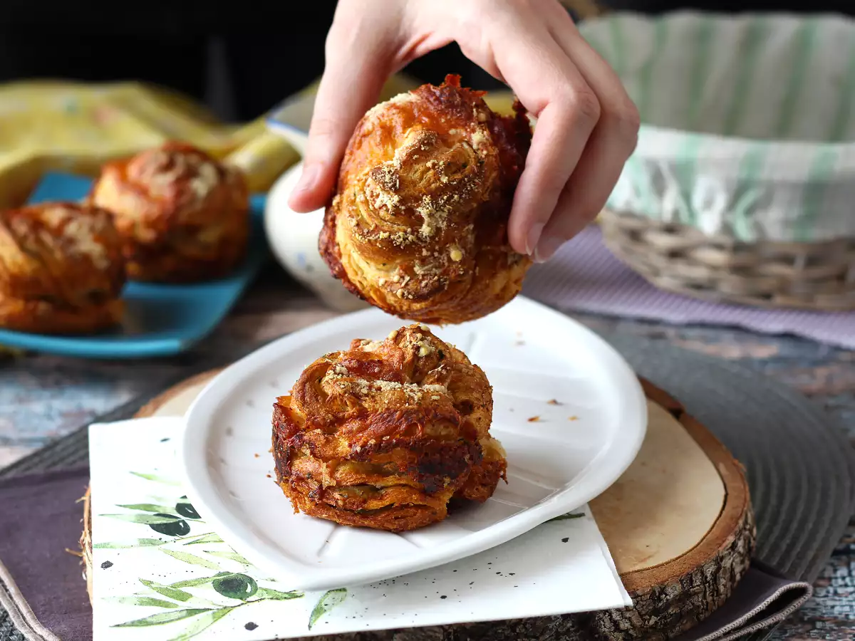 Cruffins, a croissant és a muffin kombinációja, ebben az esetben parmezánnal és mozzarellával sózva. - fotó 3