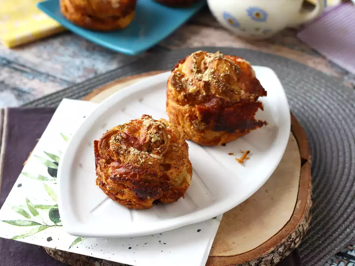 Cruffins, a croissant és a muffin kombinációja, ebben az esetben parmezánnal és mozzarellával sózva. - fotó 4