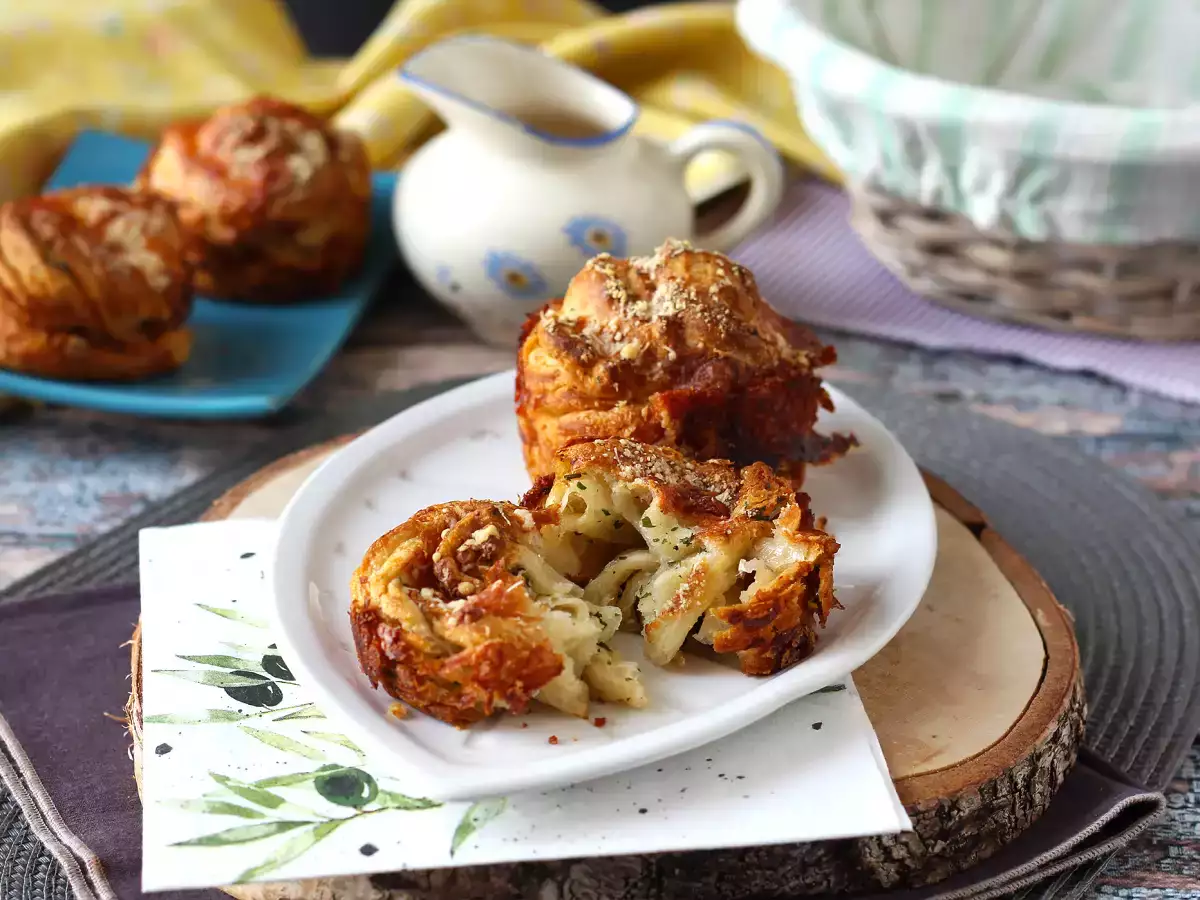 Cruffins, a croissant és a muffin kombinációja, ebben az esetben parmezánnal és mozzarellával sózva. - fotó 5