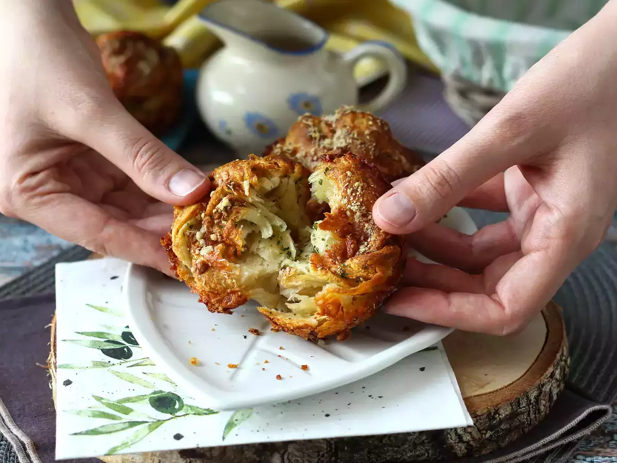 Cruffins, a croissant és a muffin kombinációja, ebben az esetben parmezánnal és mozzarellával sózva. - fotó 6