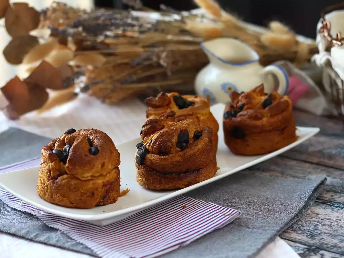Cruffins, a croissant és a muffin kombinációja, pudinggal és csokoládéval. - fotó 3