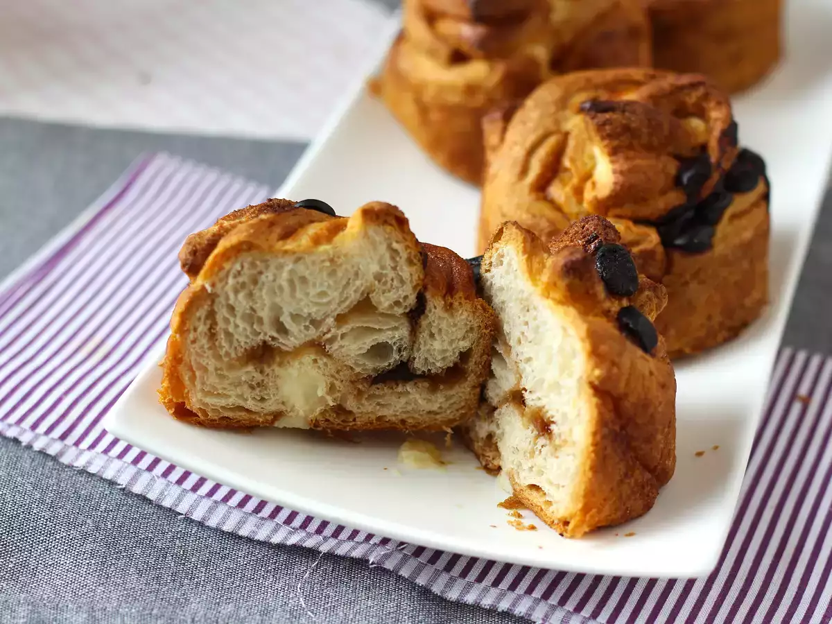 Cruffins, a croissant és a muffin kombinációja, pudinggal és csokoládéval. - fotó 6