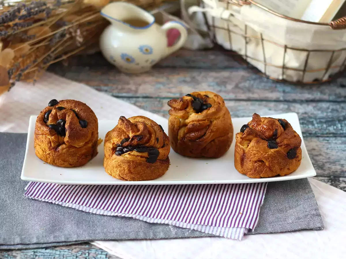 Cruffins, a croissant és a muffin kombinációja, pudinggal és csokoládéval. - fotó 9
