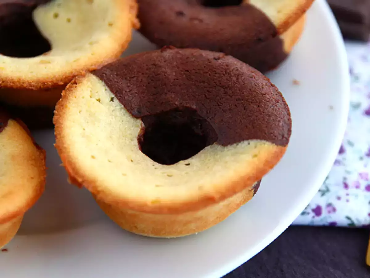 Csokoládé/vanília kettős ízesítésű torta csokoládéval a közepén - fotó 2