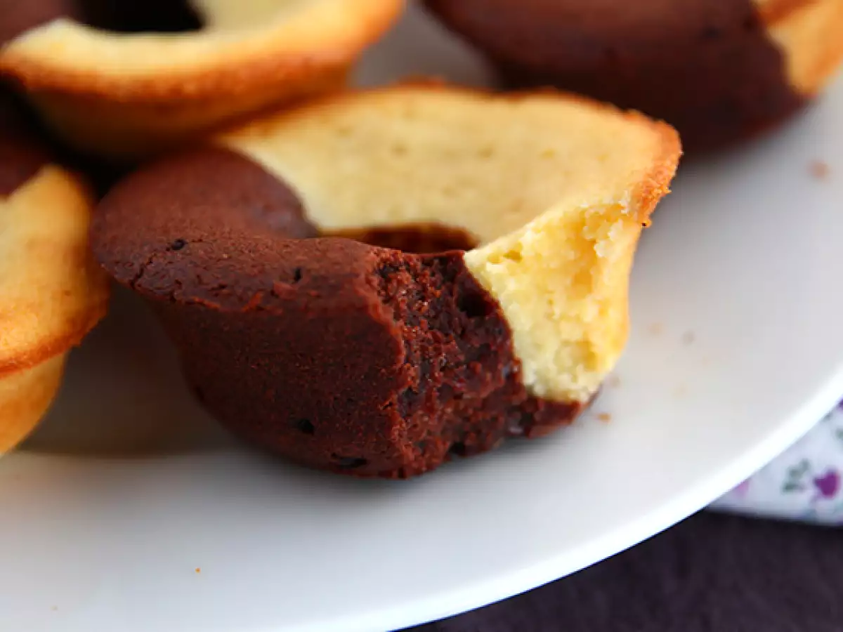 Csokoládé/vanília kettős ízesítésű torta csokoládéval a közepén - fotó 4