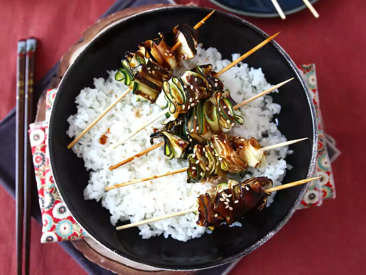 Cukkini kebab finom, fűszeres ázsiai mártással - fotó 2