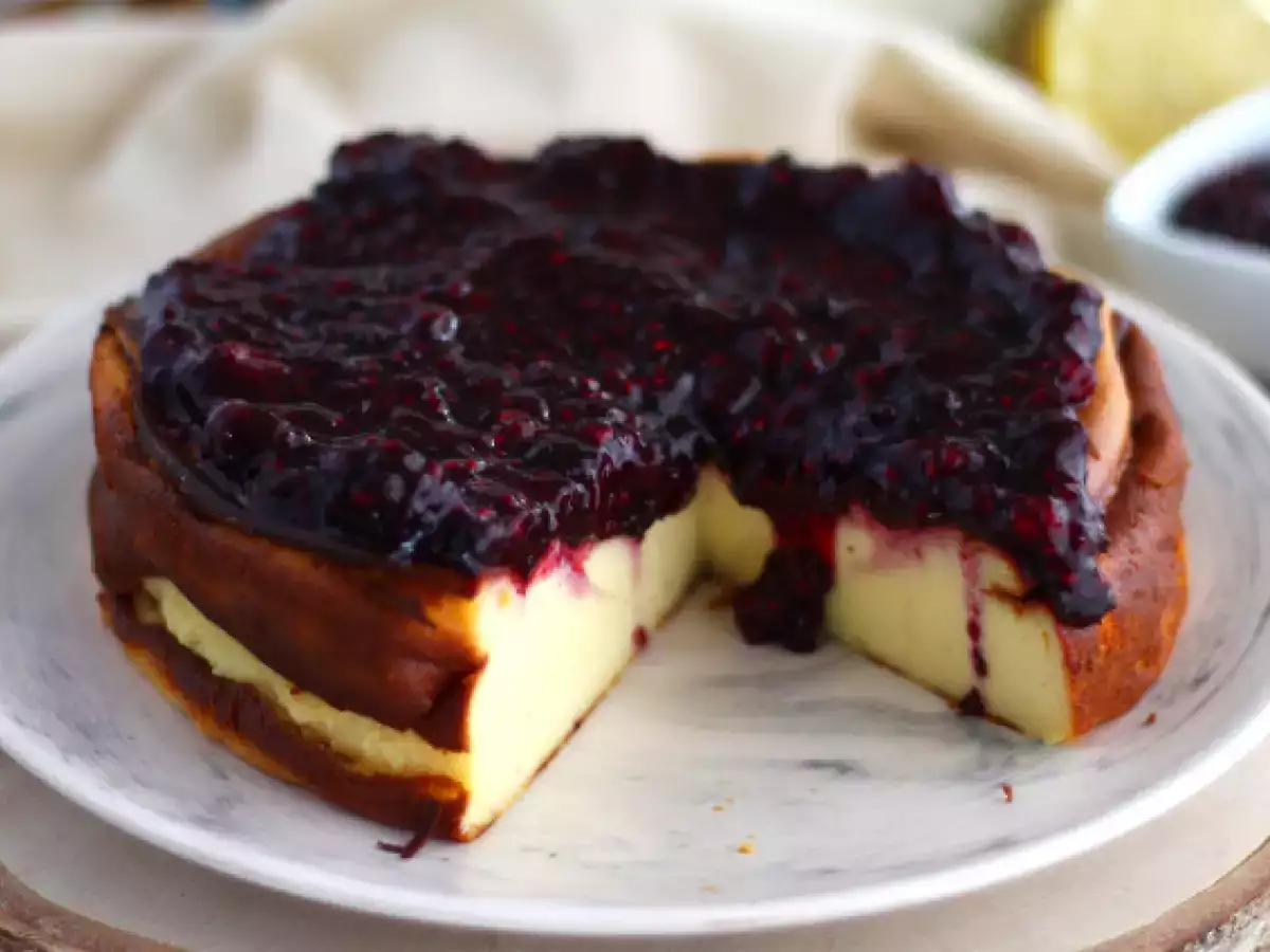 Cukrozott sűrített tejes sajttorta piros gyümölcskompóttal