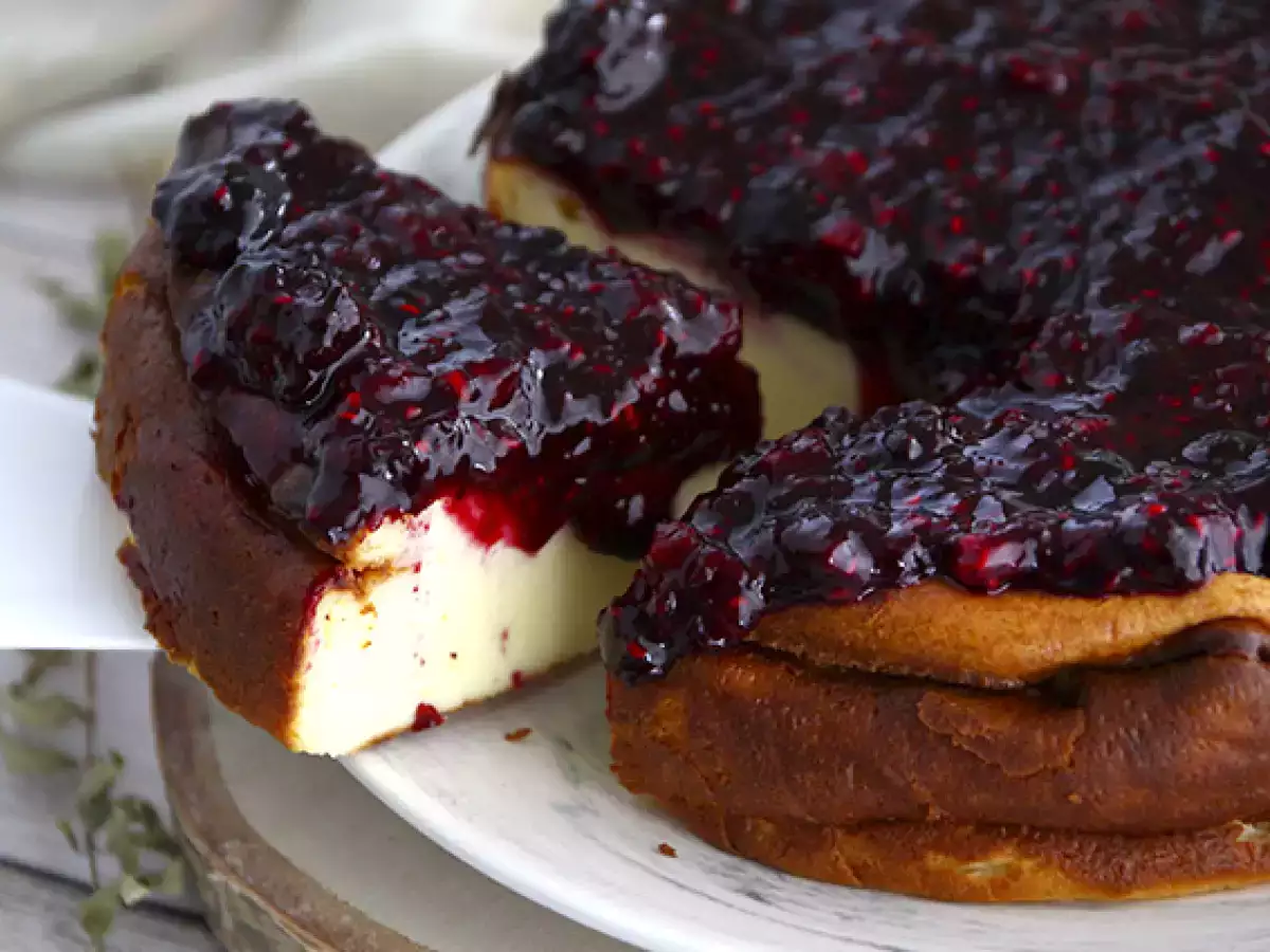 Cukrozott sűrített tejes sajttorta piros gyümölcskompóttal - fotó 2