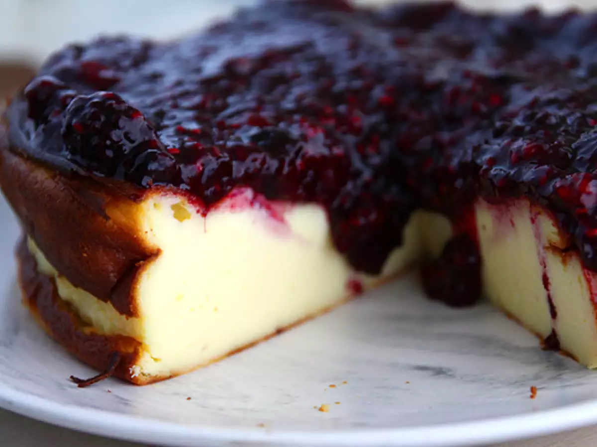 Cukrozott sűrített tejes sajttorta piros gyümölcskompóttal - fotó 3