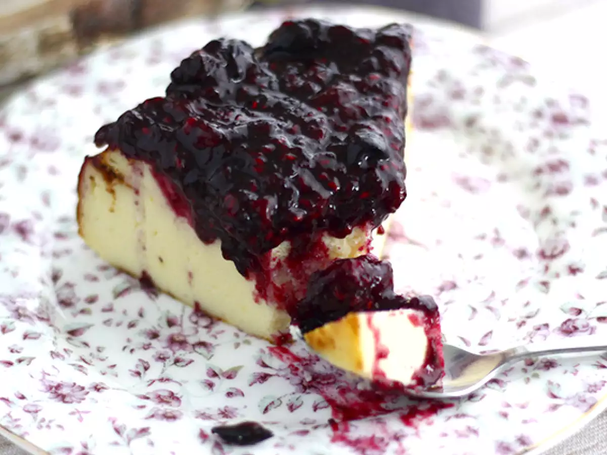 Cukrozott sűrített tejes sajttorta piros gyümölcskompóttal - fotó 4