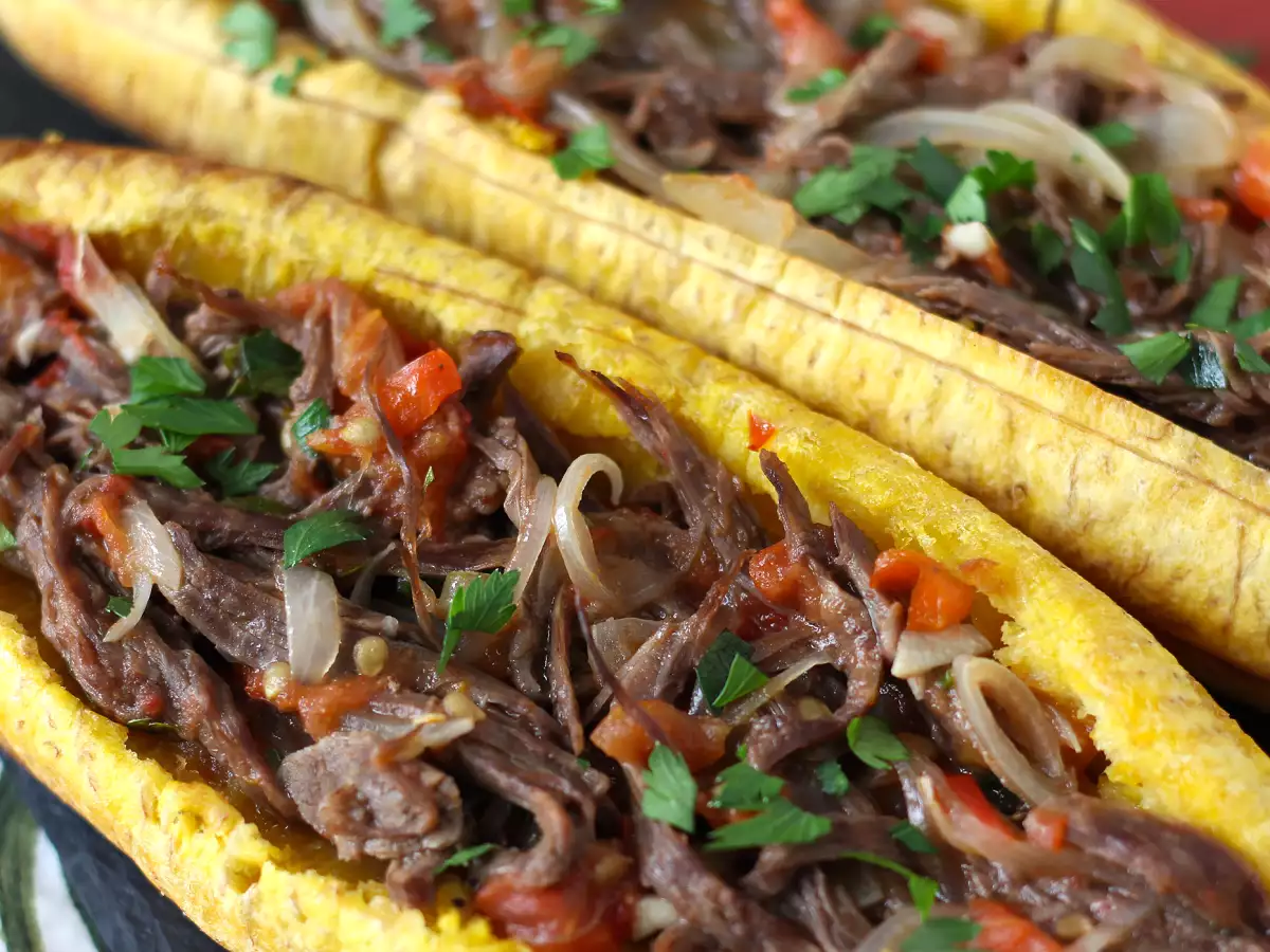 Darált hússal és reszelt sajttal töltött plantains - fotó 2