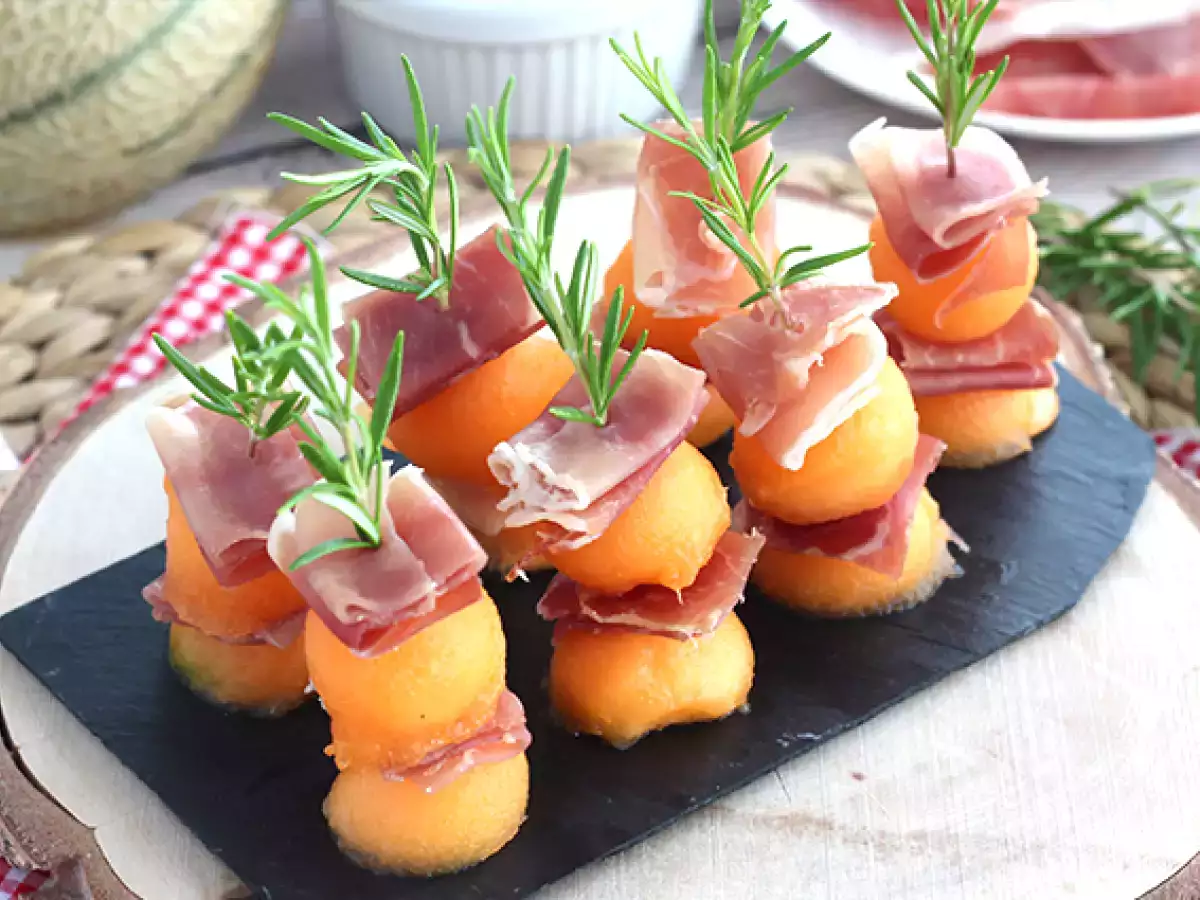 Dinnyés, sonkás és rozmaringos aperitif kebabok - fotó 2