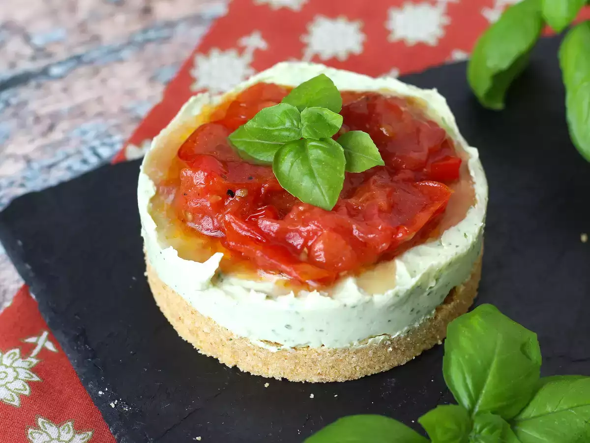 Egyadagos sós sajttorta bazsalikommal és cseresznyeparadicsommal: ízletes ötlet büfékhez és aperitifekhez