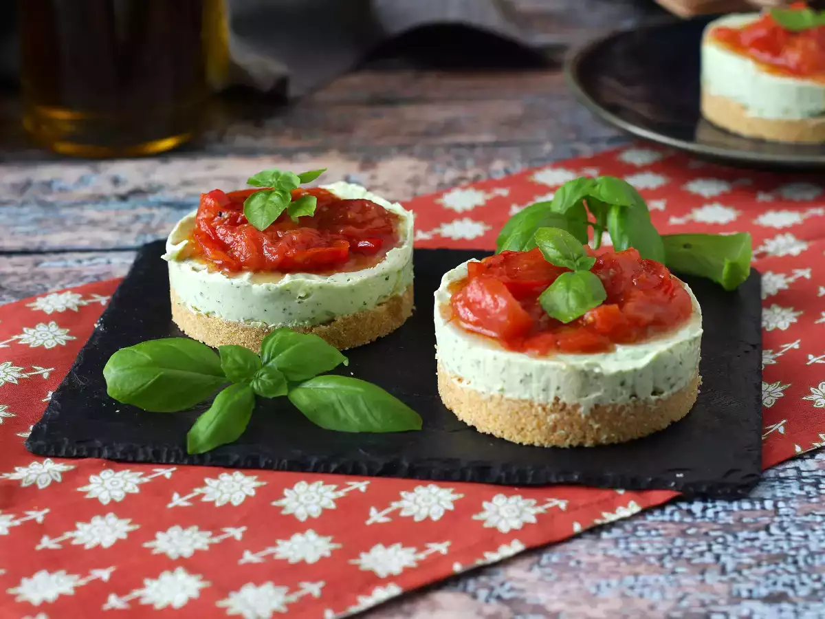 Egyadagos sós sajttorta bazsalikommal és cseresznyeparadicsommal: ízletes ötlet büfékhez és aperitifekhez - fotó 3