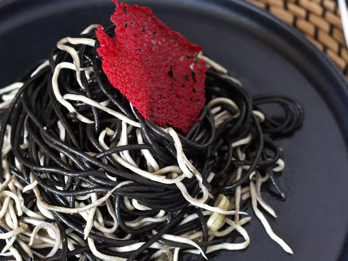 Fekete spagetti fokhagymával és gulyással. Pasta al nero di seppia - fotó 2