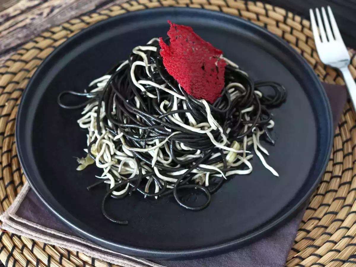 Fekete spagetti fokhagymával és gulyással. Pasta al nero di seppia - fotó 3