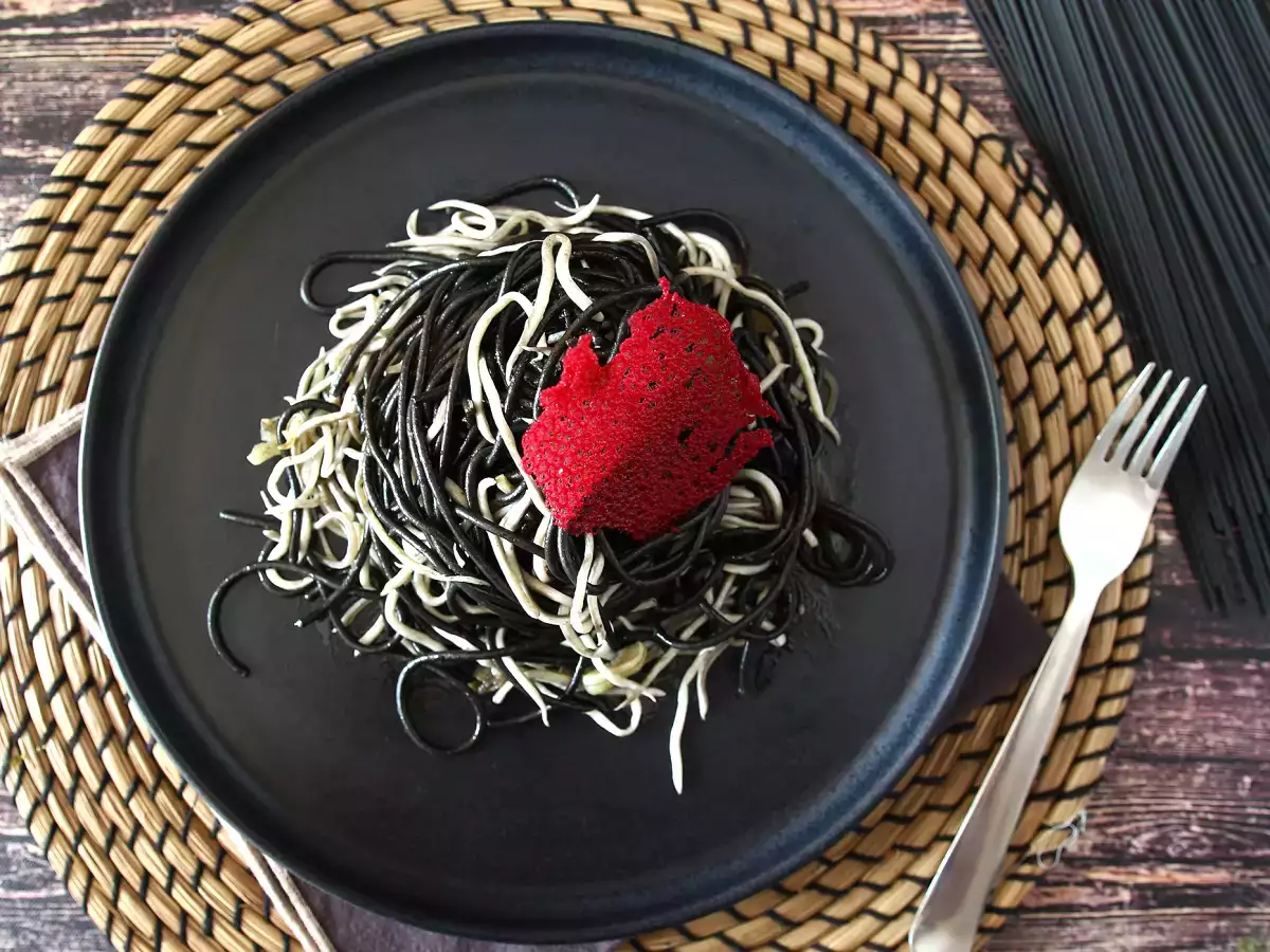 Fekete spagetti fokhagymával és gulyással. Pasta al nero di seppia - fotó 4