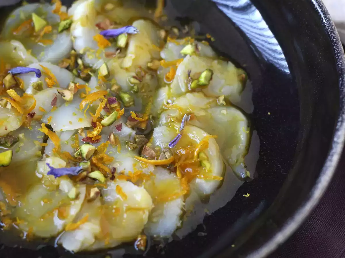 Fésűs carpaccio citromos vinaigrettes és pisztáciával, egy elegáns és könnyen elkészíthető előétel