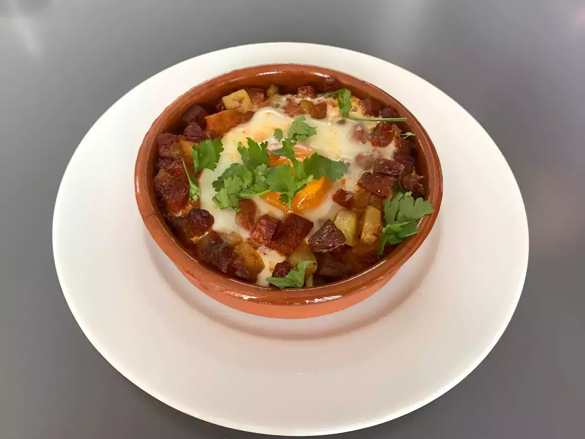 Flamenco-stílusú tojás burgonyával és chorizo kolbásszal - fotó 2