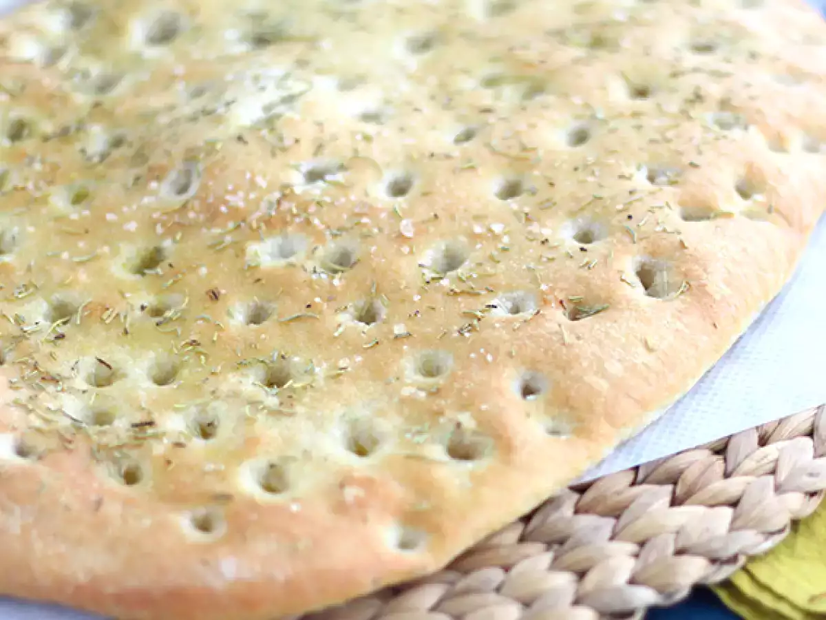 Focaccia, olasz kenyér rozmaringgal - fotó 2