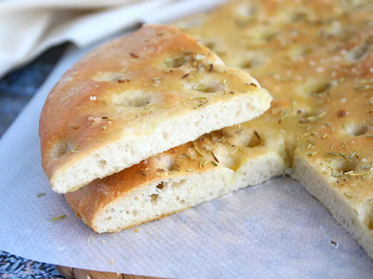Focaccia, olasz kenyér rozmaringgal - fotó 4